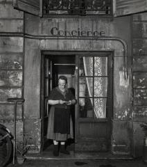 Concierge Aux Lunettes, 1945