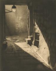 15:5, I. Wier’s Close, Edinburgh, by Alvin Langdon Coburn, July 1906